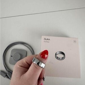 Oura Polished Silver Ring with Accessories